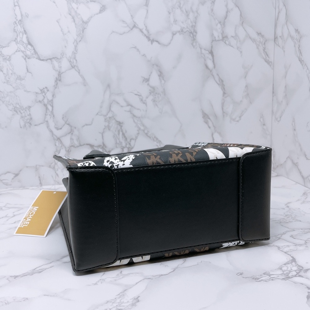 Michael Kors Mercer Medium Messenger - Picture 7 of 11